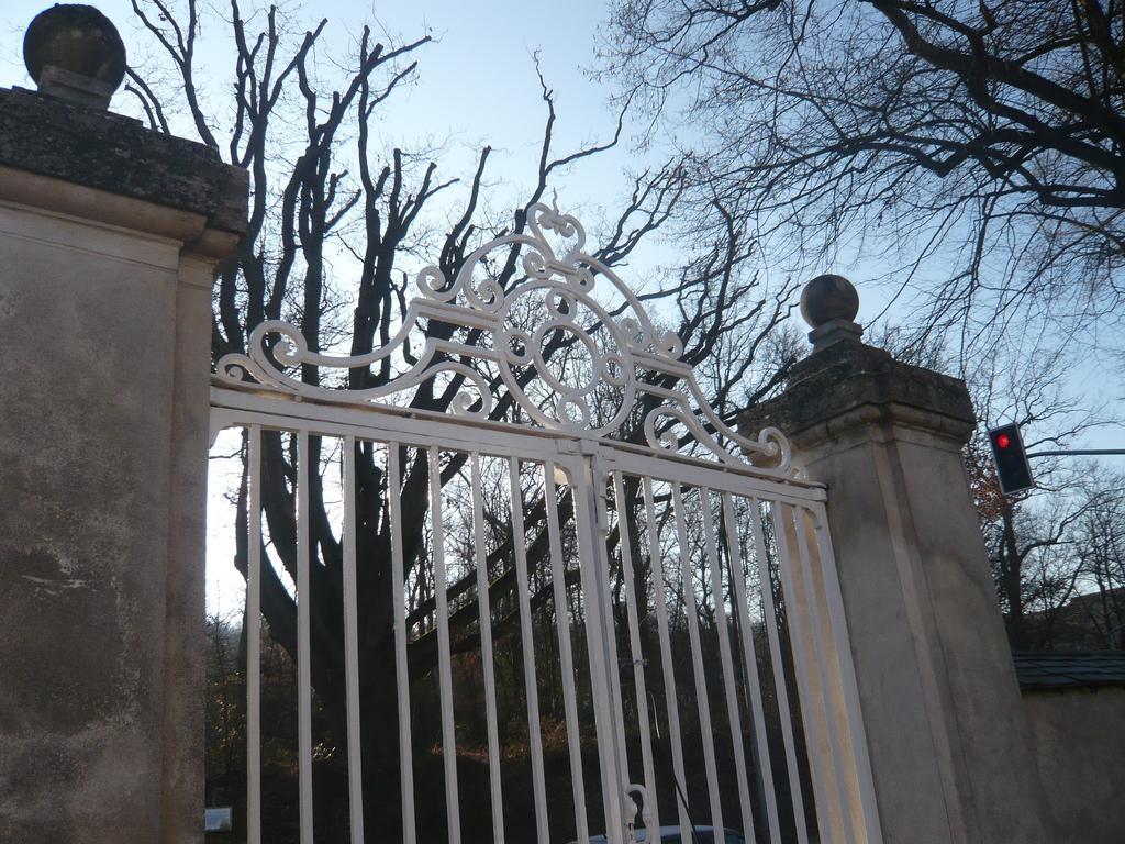 Bures-sur-Yvette 르 샤토 드 라 비에르주 B&B 외부 사진